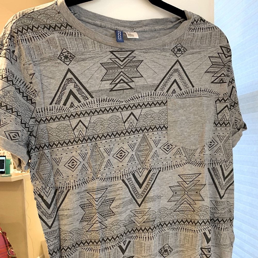 H&M Tribal graphic design pocket t shirt